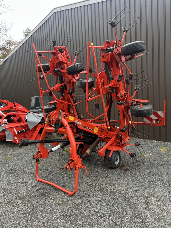 Kuhn GF8712 8 rotor tedder